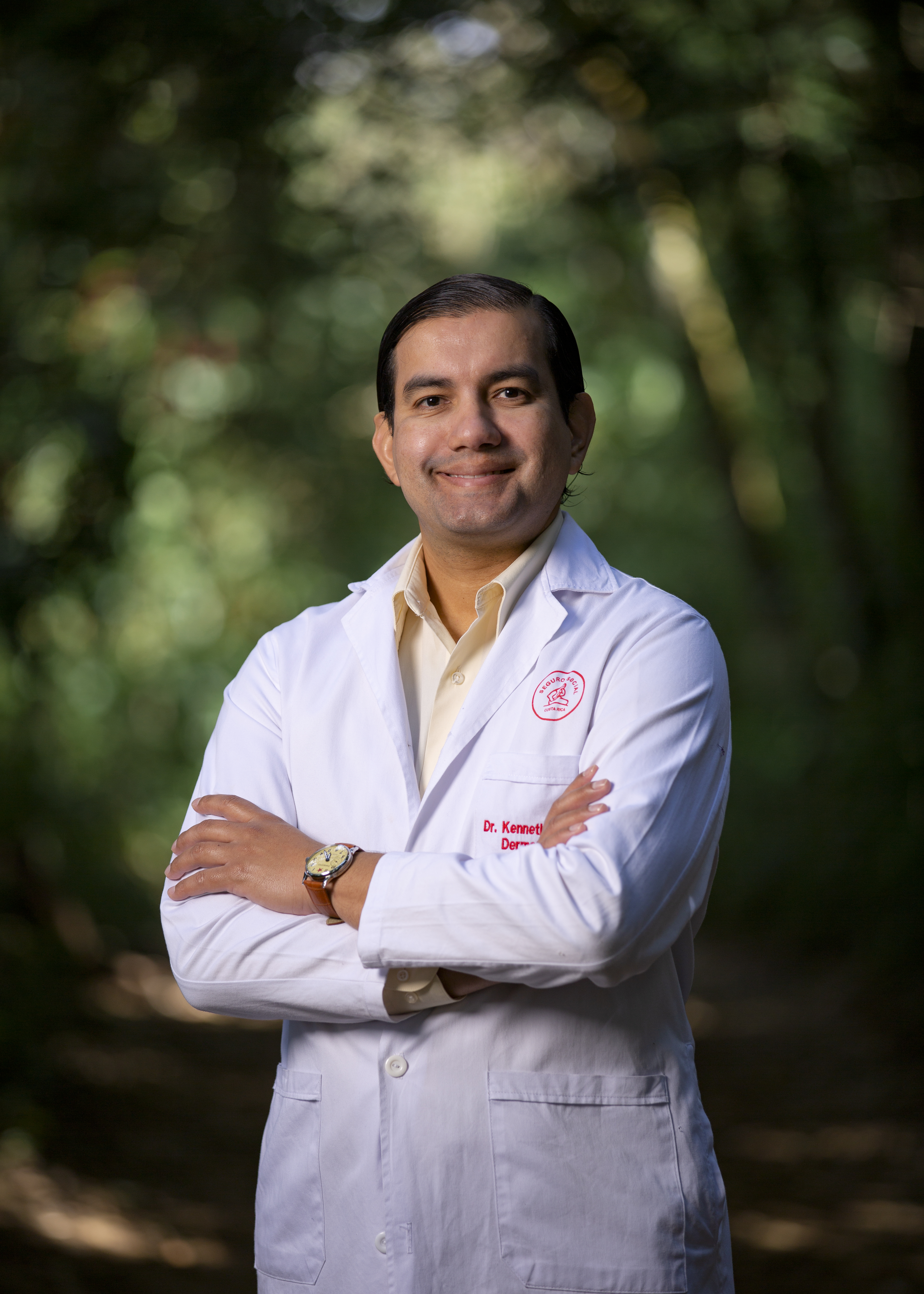 Dr. Kenneth Salazar Madrigal con bata médica