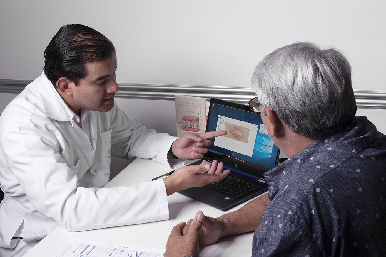 Consulta dermatológica con una paciente