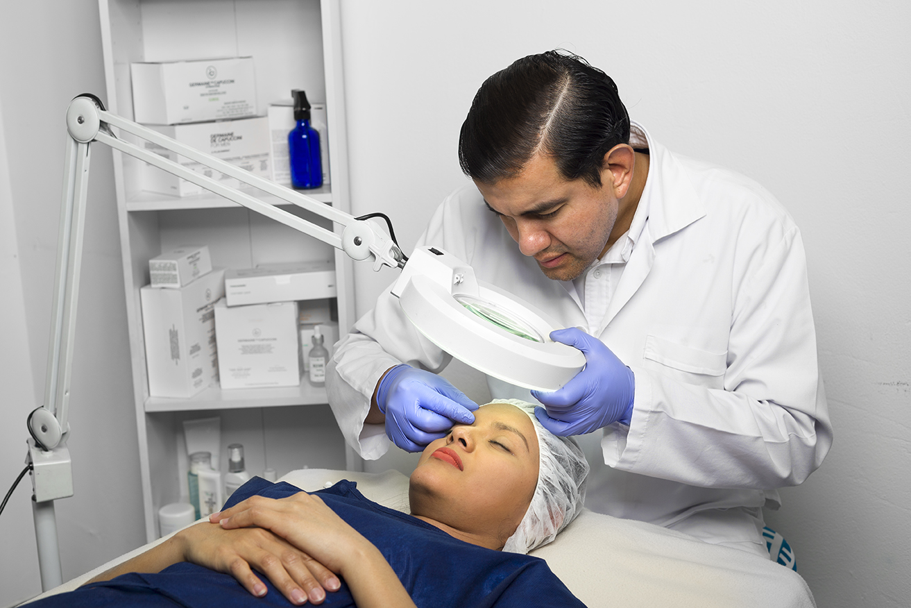 El doctor durante un procedimiento facial