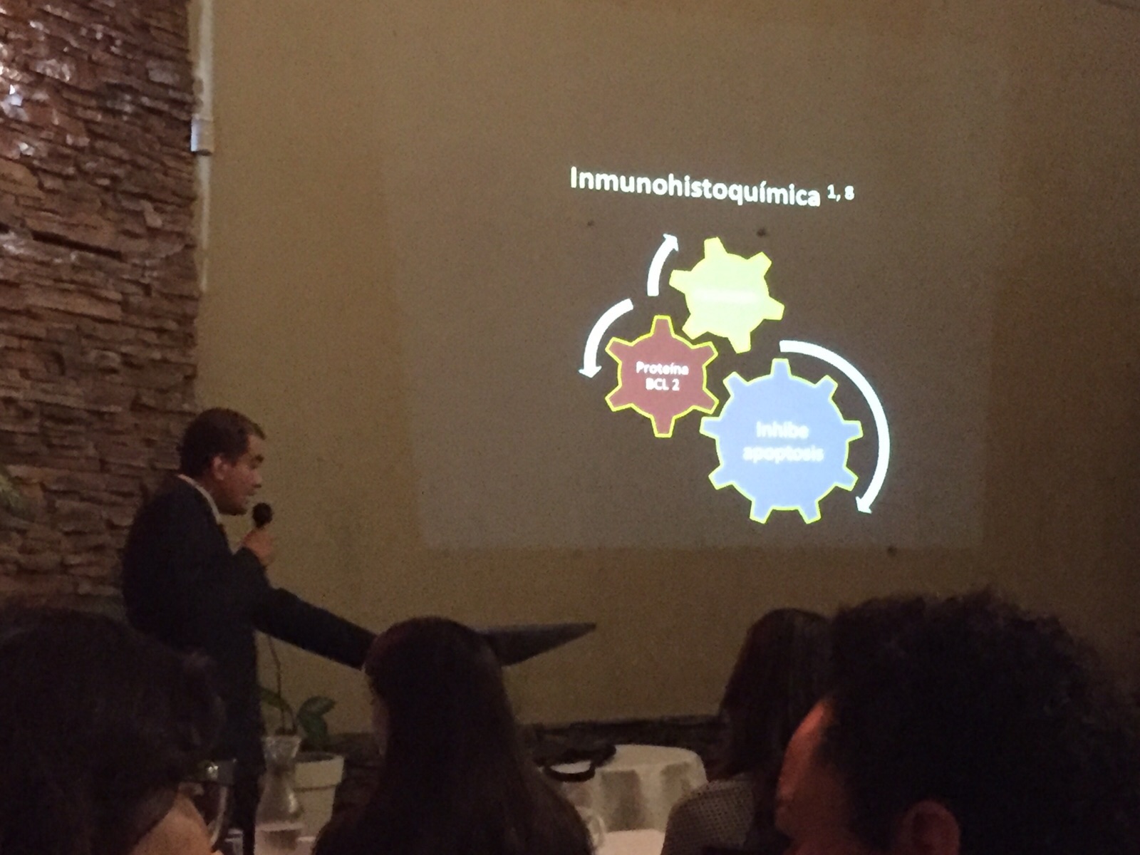 Exposición académica sobre inmunohistoquímica